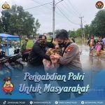 Polri Berjibaku Evakuasi Korban Banjir di Jakarta