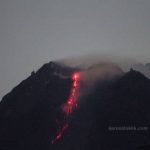 Gunung Merapi dan Sinabung 'Pamer' Luncurkan Guguran Lava Pijar