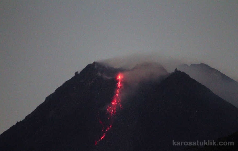 Gunung Merapi dan Sinabung 'Pamer' Luncurkan Guguran Lava Pijar