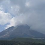 Gunung Sinabung Dua Hari Berturut turut Luncurkan Guguran Awan Panas dan Abu Vulkanik