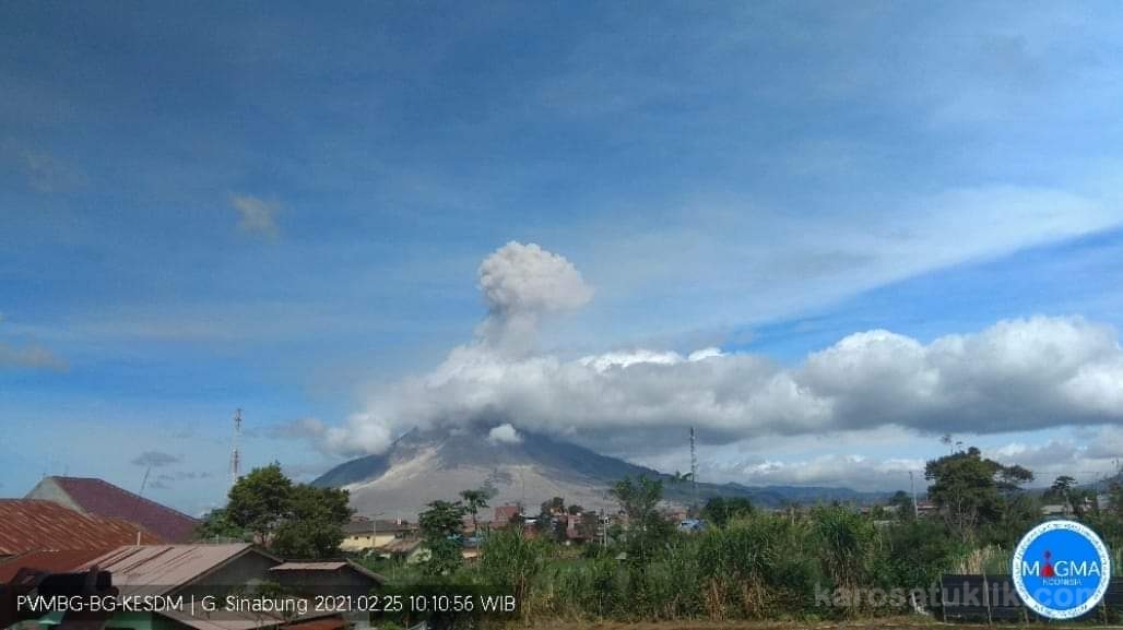 Gunung Sinabung Terus Menerus Erupsi