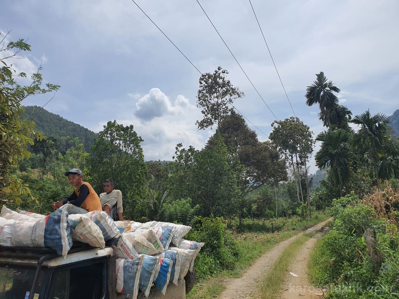 Jalan Menuju Desa Terpencil Itu Butuh Sentuhan Pembangunan