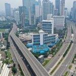 Foto aerial kendaraan melintas di kawasan Semanggi, Jakarta, Jumat (27/3/2020).