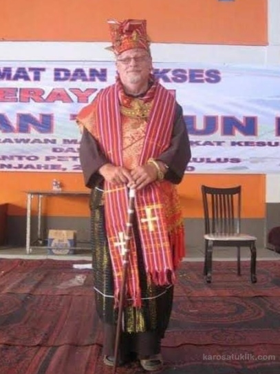 Pastor Leo Joosten mengenakan Pakian Budaya Karo