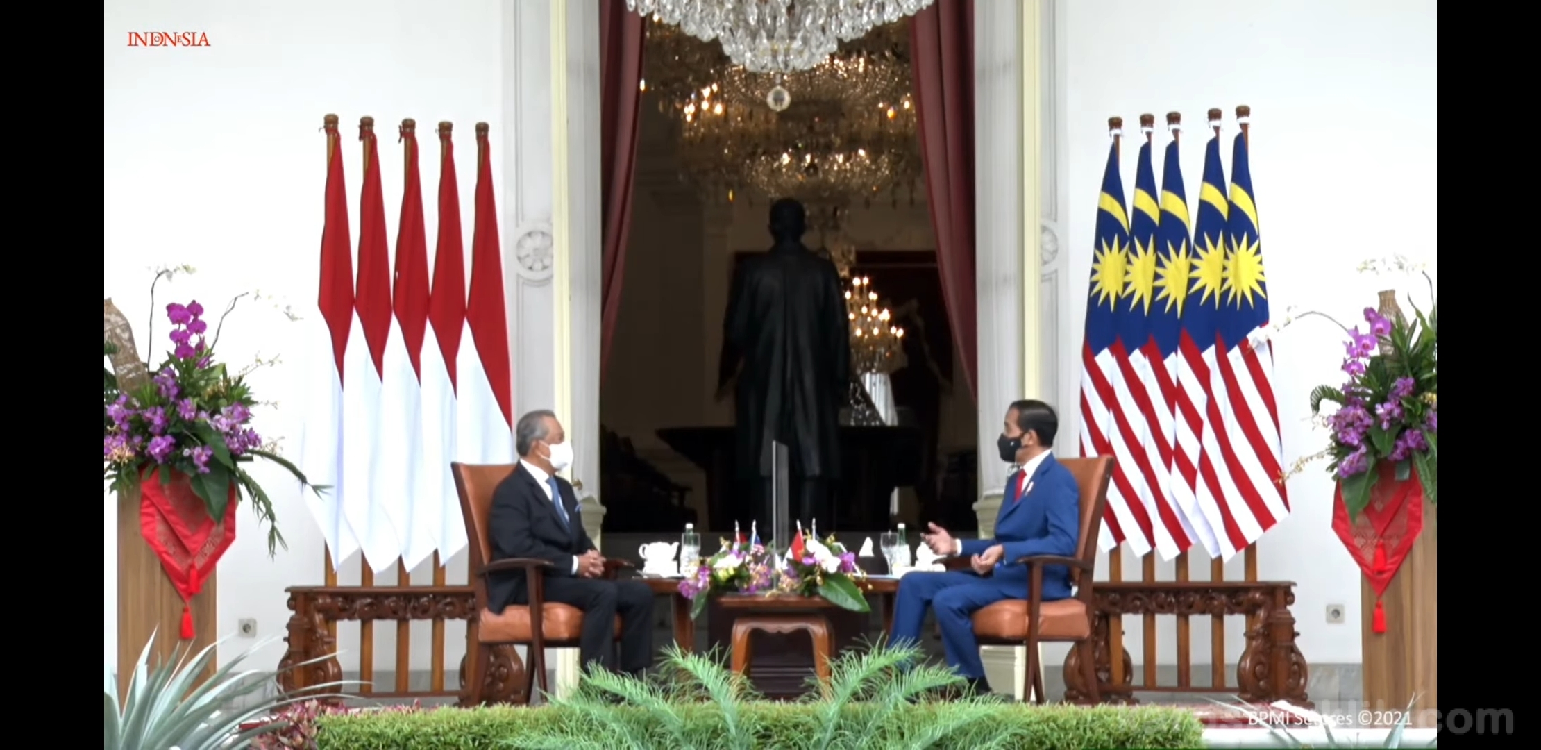 Presiden Jokowi berbincang dengan PM Muhyiddin di teras belakang Istana Merdeka, Jakarta, Jumat (05022021) pagi. (Sumber Tangkapan Layar YouTube Sekretariat Presiden RI.