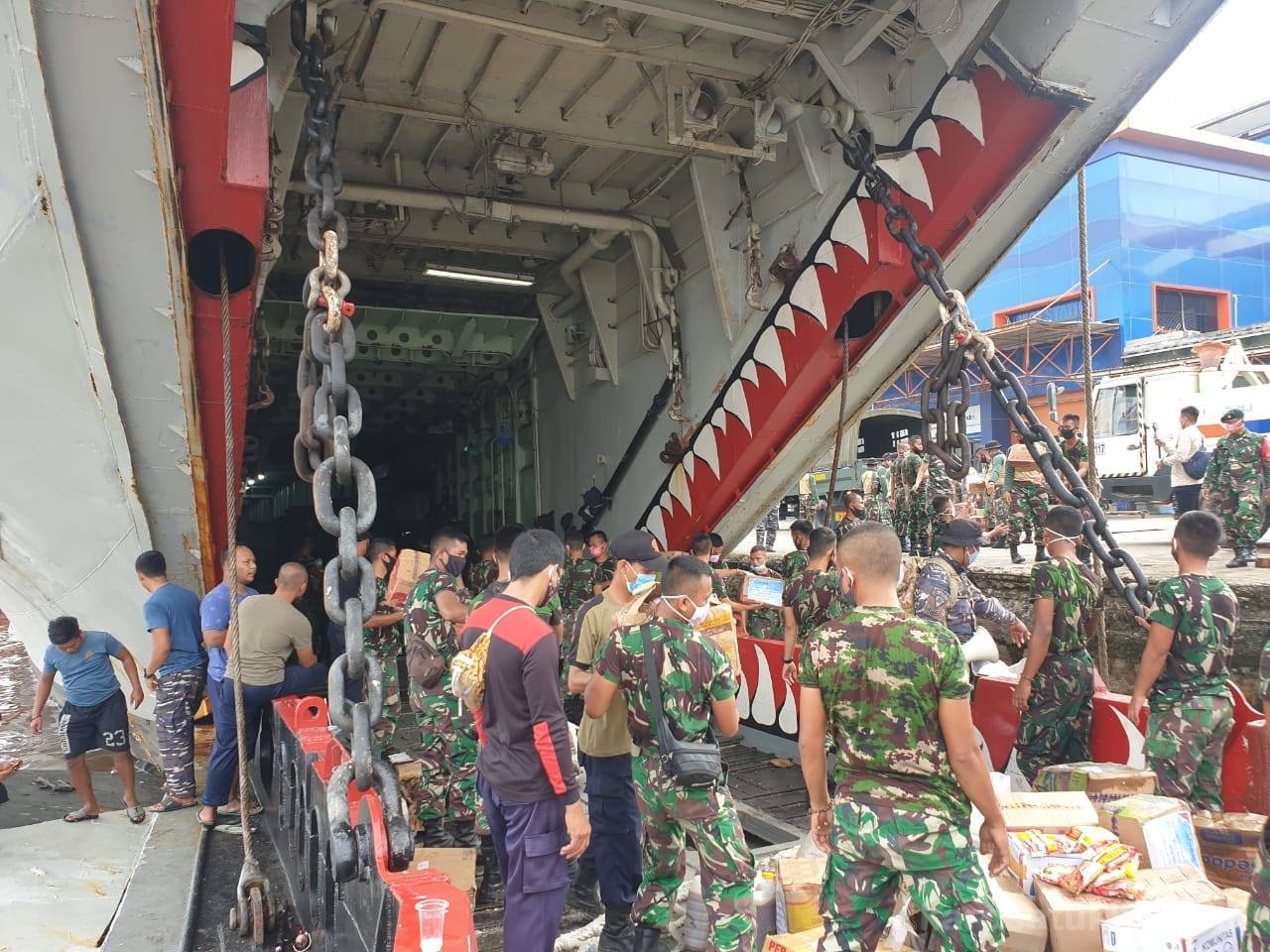 TNI KRI TELUK HADING 538 DEBARKASI BANTUAN LOGISTIK