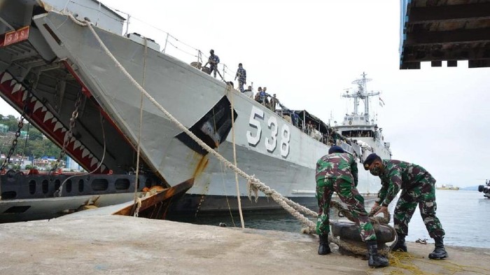 2-kapal-perang-tni-menurunkan-1350-prajurit-di-jayapura-papua_169