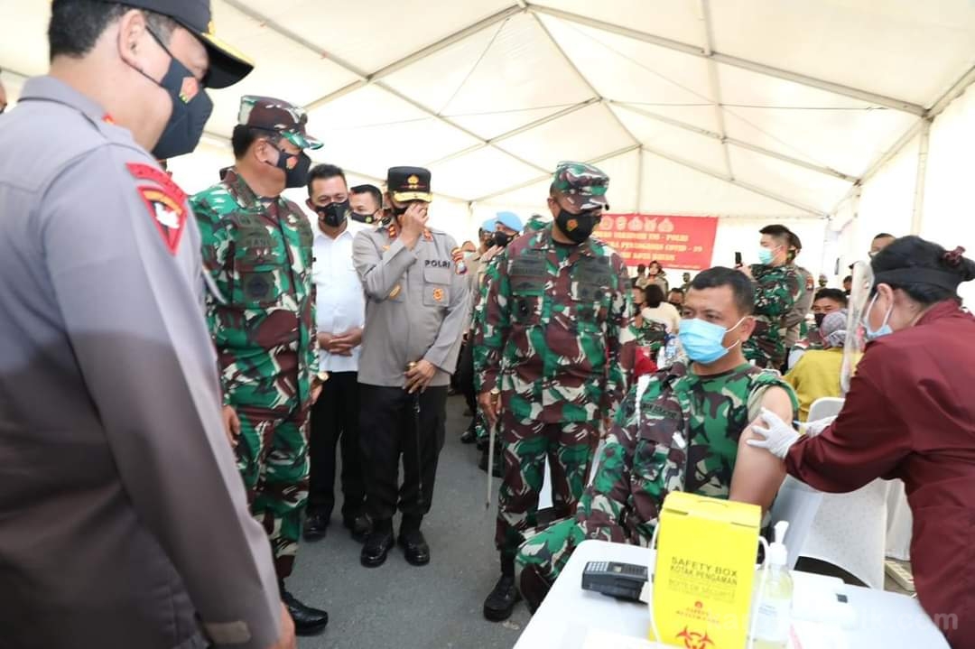 Bersama Kapolri Tinjau Vaksinasi Prajurit TNI