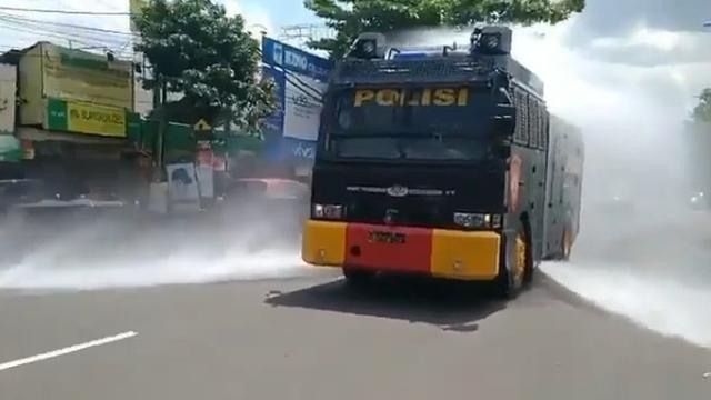 Brimob Polda Sumut Sterilkan Fasilitas Umum (2)