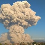 Ditengah Pandemi Covid-19, Gunung Sinabung Luncurkan Awan Panas 5000 Meter