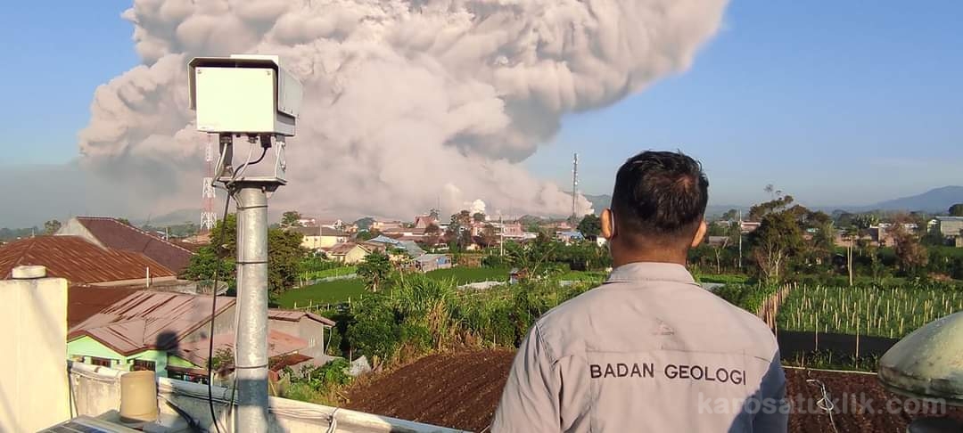 Ditengah Pandemi Covid-19, Gunung Sinabung Luncurkan Awan Panas 5000 Meter (2)