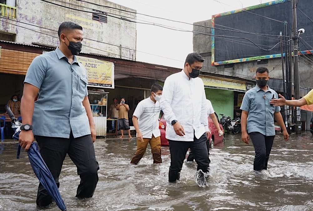 bobby-cek-banjir-di-medan-bareng-kahiyang-dok-istimewa-2