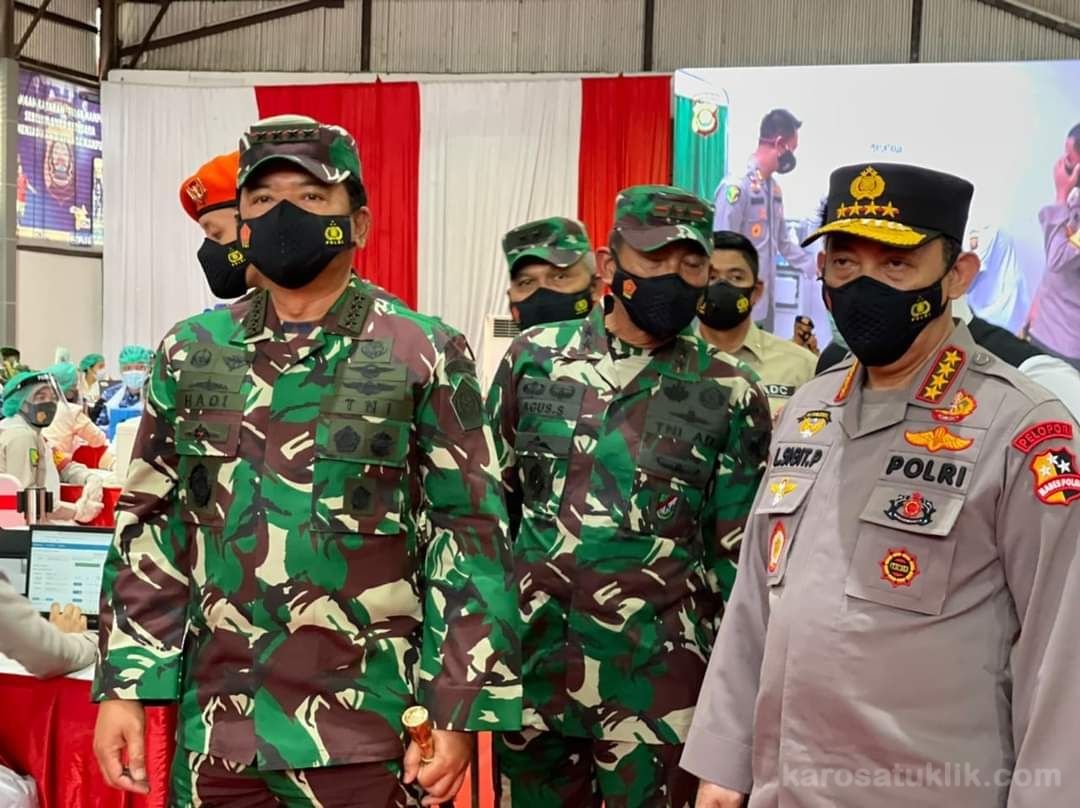 Panglima TNI Bersama Kapolri Tinjau Vaksinasi 2.000 Prajurit TNI