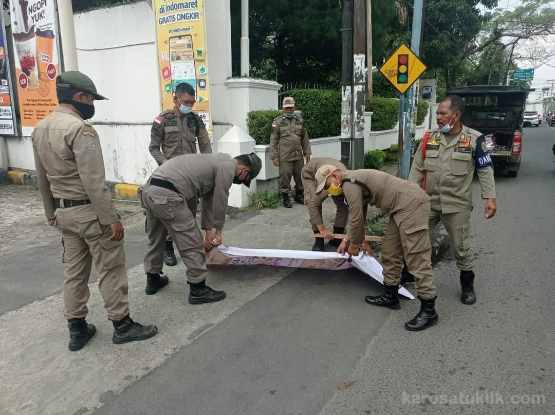 Satpol PP Sumut dan Medan Tertibkan Reklame Menyimpang
