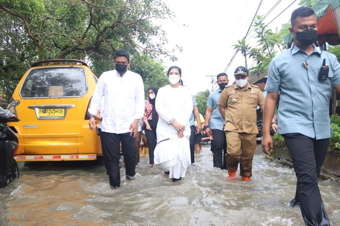 bobby-cek-banjir-di-medan-bareng-kahiyang-dok-istimewa-2