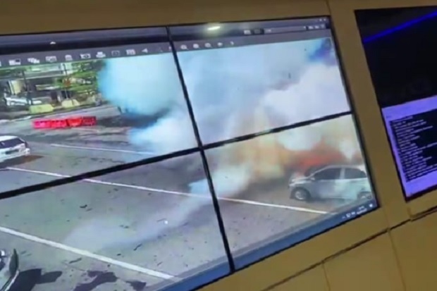 terekam-cctv-ini-detikdetik-pelaku-ledakkan-bom-bunuh-diri-di-katedral-makassar-wph (2)