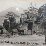 Kampung Sigarang Garang Tahun 1926 dengan background Gunung Sinabung. (Istimewa)