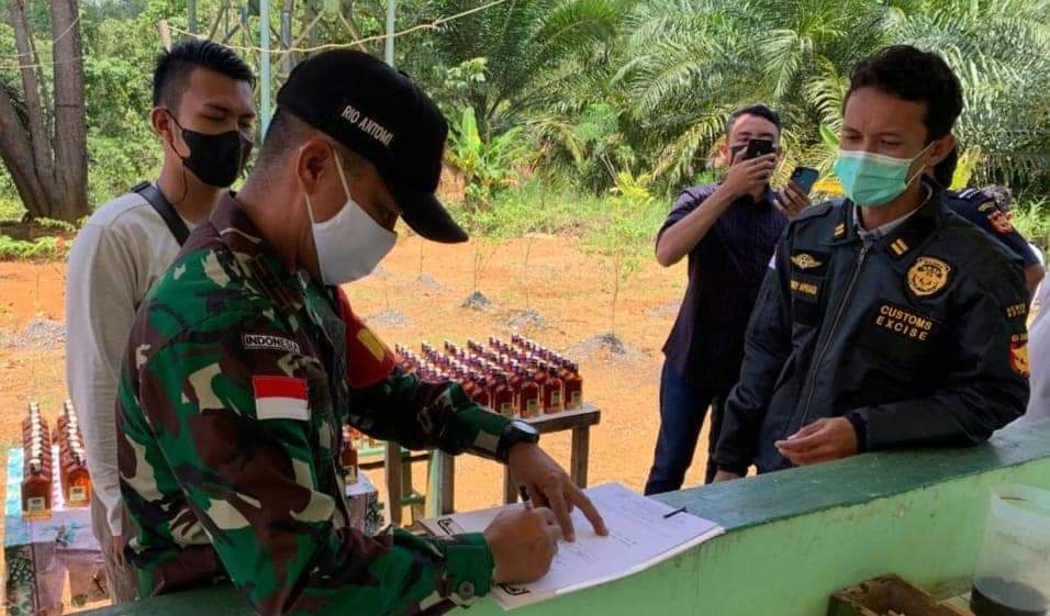 mengamankan ratusan botol miras  jenis Benson oleh pos Mentari Desa Badau kecamatan Badau Kabupaten Kapuas, Hulu Kalimantan Barat.