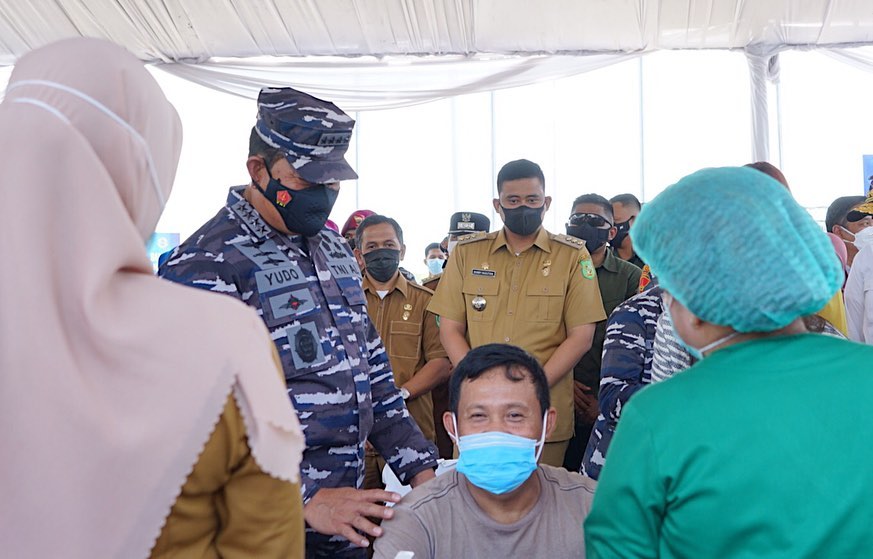KASAL TNI Yudo Margono dan Wali Kota Medan Bobby Nasution Tinjau Vaksinasi di Mako Lantamal I Belawan