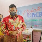 Wali Kota Medan, Bobby Nasution meninjau pelaksanaan vaksinasi di Kantor Kecamatan Medan Johor, Selasa