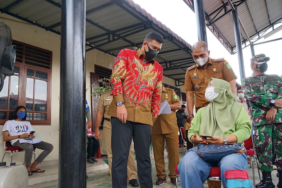 Wali Kota Medan, Bobby Nasution meninjau pelaksanaan vaksinasi di Kantor Kecamatan Medan Johor, Selasa