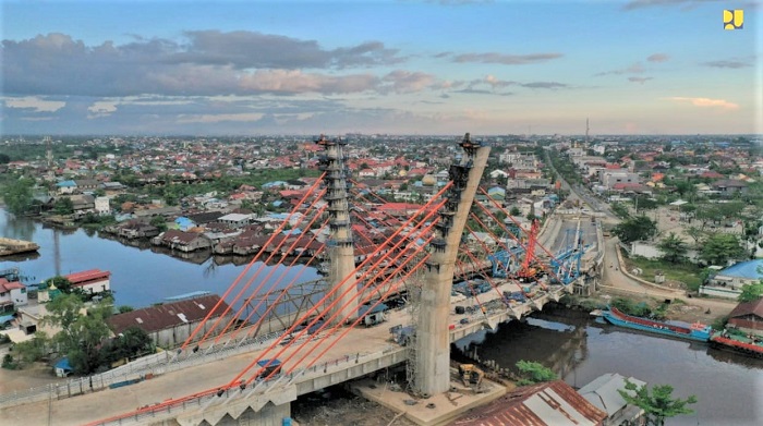 Jembatan Sei Alalak merupakan jembatan dengan tipe cable stayed berbentuk melengkung pertama di Tanah Air