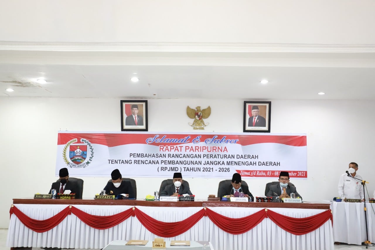 Bupati Humbang Hasundutan Dosmar Banjarnahor, SE dan Ketua DPRD Ramses Lumbangaol, SH menandatangani keputusan persetujuan bersama penetapan Rancangan Peraturan Daerah (Ranperda) tentang Rencana Pembangunan Jangka Menengah Daerah (RPJMD) Tahun 2021-2026
