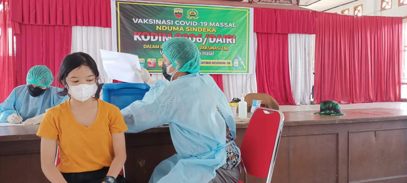 Ratusan anak usia 12-17 ikuti vaksinasi Covid-19 massal, yang diselenggarakan oleh Kodim 0206/DR bekerjasama dengan Pemkab Pakpak Bharat bertempat di Posko Pelayanan Terpadu Vaksin Covid -19