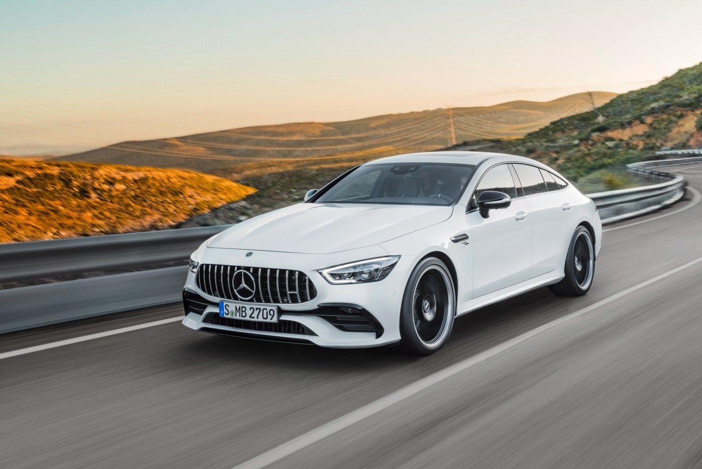 Pabrikan otomotif Mercedes-AMG berkolaborasi dan menunjuk musikus asal Amerika Serikat pemenang piala Grammy sebanyak tujuh kali, will.i.am, menjadi brand ambassador Mercedes-AMG untuk E PERFORMANCE.