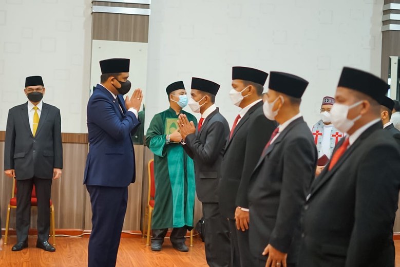 Wali Kota Medan Bobby Nasution mengambil sumpah janji dan melantik 12 Direksi Badan Usaha Milik Daerah (BUMD) pada tiga Perusahaan Umum Daerah (PUD) di Ruang Rapat III Kantor Wali Kota
