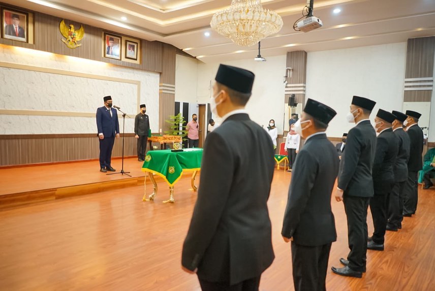 Wali Kota Medan Bobby Nasution mengambil sumpah janji dan melantik 12 Direksi Badan Usaha Milik Daerah (BUMD) pada tiga Perusahaan Umum Daerah (PUD) di Ruang Rapat III Kantor Wali Kota