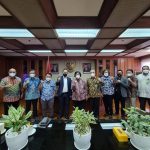 Menteri Lingkungan Hidup dan Kehutanan Siti Nurbaya berdiskusi dengan Ketua Panitia Peringatan Hari Pers Nasional (HPN) 2022 Auri Jaya di Kementerian Lingkungan Hidup dan Kehutanan (KLHK)