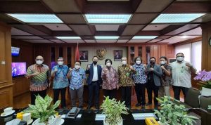 Menteri Lingkungan Hidup dan Kehutanan Siti Nurbaya berdiskusi dengan Ketua Panitia Peringatan Hari Pers Nasional (HPN) 2022 Auri Jaya di Kementerian Lingkungan Hidup dan Kehutanan (KLHK)