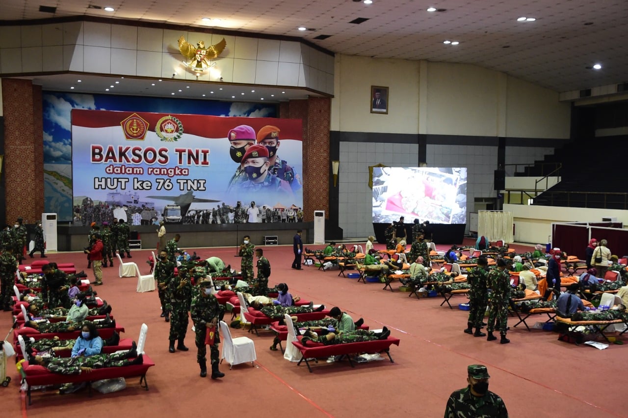 76 Dalam rangka menyambut peringatan Hari Ulang Tahun (HUT) ke-76 Tentara Nasional Indonesia (TNI) yang jatuh pada tanggal 5 Oktober 2021 mendatang, Tentara Nasional Indonesia menggelar kegiatan Bakti Sosial (Baksos) di seluruh Indonesia yang melibatkan satuan-satuan TNI di wilayah