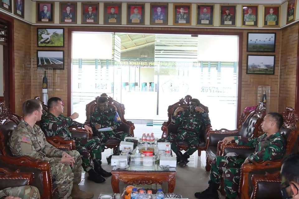 Panglima Kodam XII/Tanjungpura Mayjen TNI Muhammad Nur Rahmad dan Danpuslatpur Kodiklatad Brigjen TNI Judi Paragina Firdaus, M.Sc mengikuti kegiatan diskusi informal tentang pengembangan Puslatpur Kodiklatad di ruang Koridor Puslatpur Kodiklatad, Martapura, Oku Timur, Sumatera Selatan