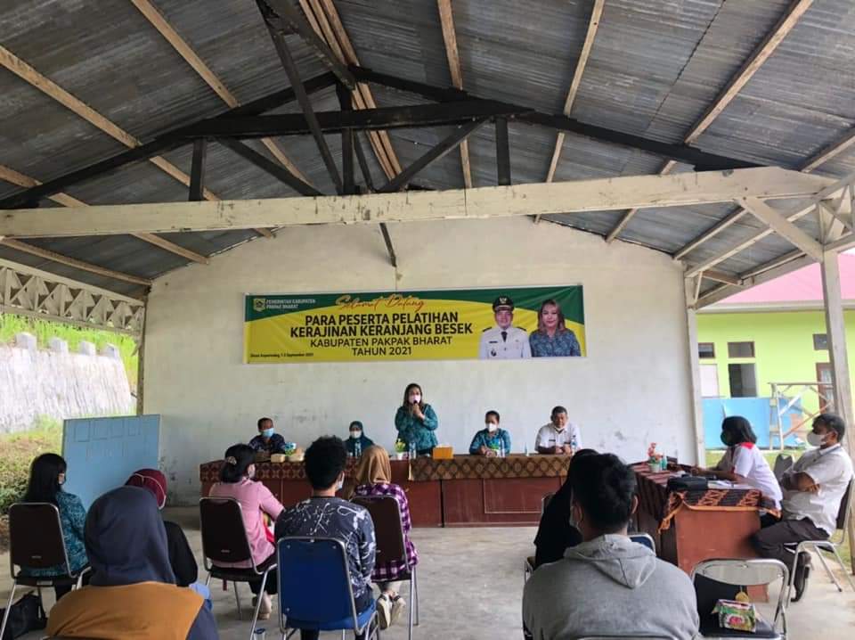 Ketua TP PKK Kabupaten Pakpak Bharat, Ny. Juniatry Franc Bernhard Tumanggor bersama Wakil Ketua TP PKK, Prof. Dr. Sri Minda Murni, M.S, membuka Pelatihan Kerajinan Keranjang besek di Aula Kantor Dinas Koperasi, UMKM, Perindustrian, dan perdagangan Pakpak Bharat