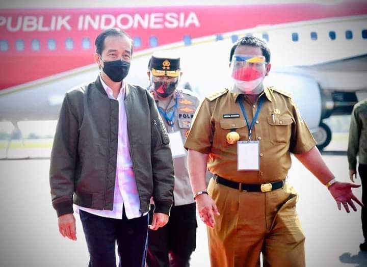  Presiden RI Joko Widodo (Jokowi) mengawali kunjungan kerjanya di Provinsi Lampung dengan meninjau langsung program vaksinasi COVID-19 untuk masyarakat di Politeknik Kesehatan (Poltekkes) Tanjung Karang, Kecamatan Natar, Kabupaten Lampung Selatan