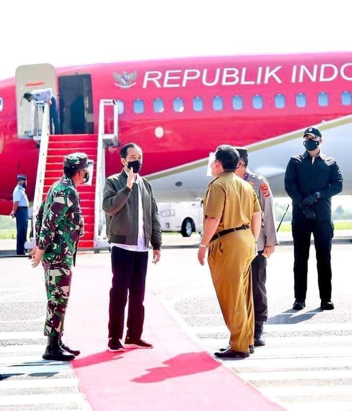Presiden RI Joko Widodo (Jokowi) mengawali kunjungan kerjanya di Provinsi Lampung dengan meninjau langsung program vaksinasi COVID-19 untuk masyarakat di Politeknik Kesehatan (Poltekkes) Tanjung Karang, Kecamatan Natar, Kabupaten Lampung Selatan