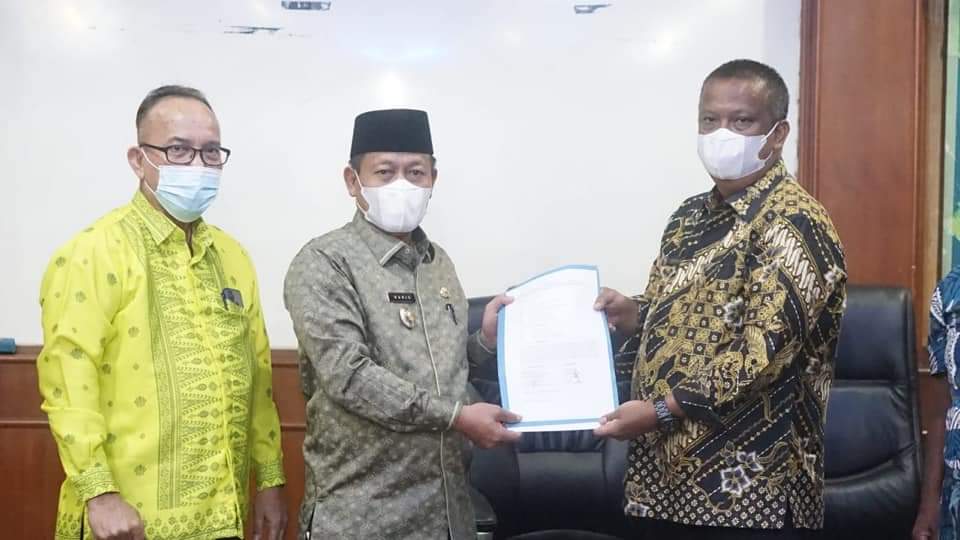  Pelaksana Tugas (Plt) Wali Kota Tanjung Balai H.Waris Tholib didampingi Kadis Kelautan dan Perikanan Kota Tanjung Balai, Nefri Siregar kunjungan kerja sekaligus bersilaturahmi Ke Dinas Kelautan dan Perikanan Propinsi Sumatera Utara