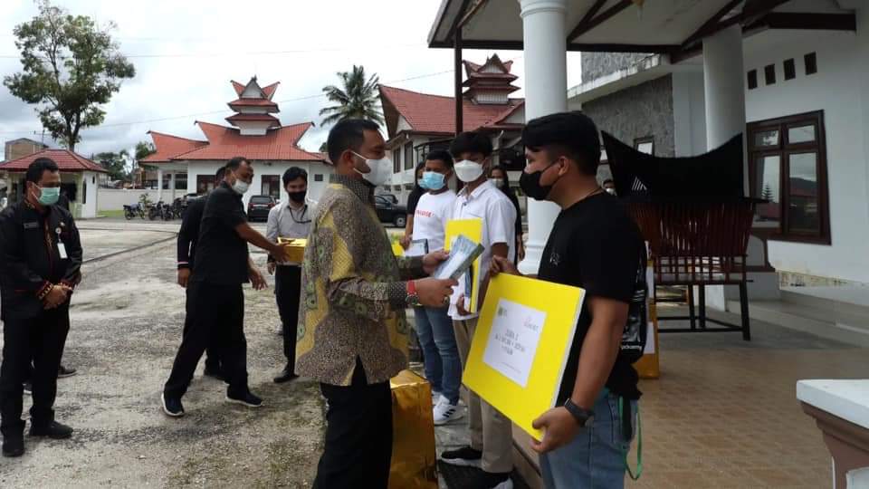 Bupati Pakpak Bharat Franc Bernhard Tumanggor mengucapkan selamat kepada pemenang lomba foto HUT RI Ke-76