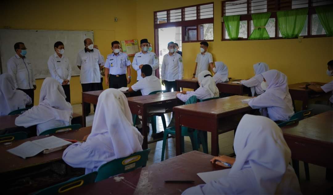  Sekolah menengah atas (SMA) sederajat di Kabupaten Langkat, melaksanakan pembelajaran tatap muka terbatas ditengah COVID-19