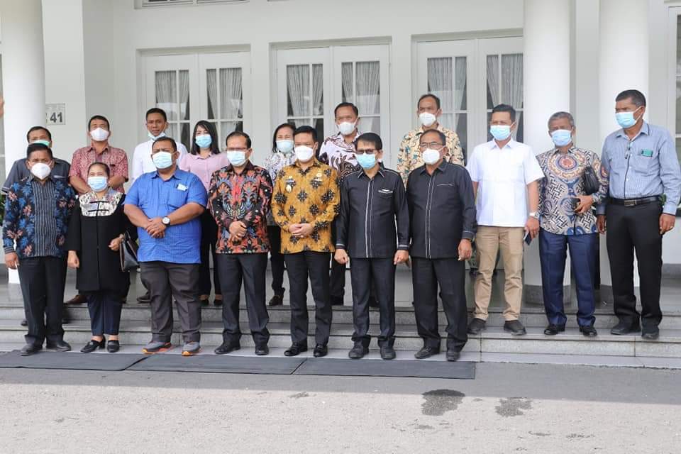 Dokumen ini diserahkan oleh Wakil Bupati Humbang Hasundutan, Oloan Paniaran Nababan, SH, MH bersama Pimpinan dan Anggota DPRD Kabupaten Humbang Hasundutan dan diterima Gubernur Sumatera Utara