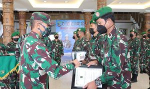 Pangdam XVII/Cenderawasih Mayjen TNI Ignatius Yogo Triyono, M.A secara langsung memberikan penghargaan dan tali asih kepada 6 (enam) personel Deninteldam XVII/Cenderawasih