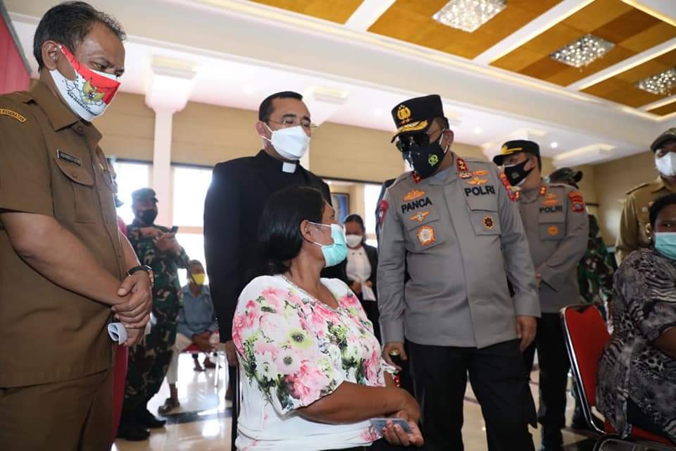 Kapolda Sumatera Utara beserta Ketua Umum Bhayangkari Daerah Sumatera Utara melaksanakan kunjungan kerja ke HKBP Pearaja Tarutung, Tapanuli Utara