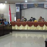 Menggelar Rapat Percepatan Vaksinasi dan Penyaluran Bansos bagi Penerima Vaksin, di Aula Nusantara I Kantor Wali Kota Sibolga