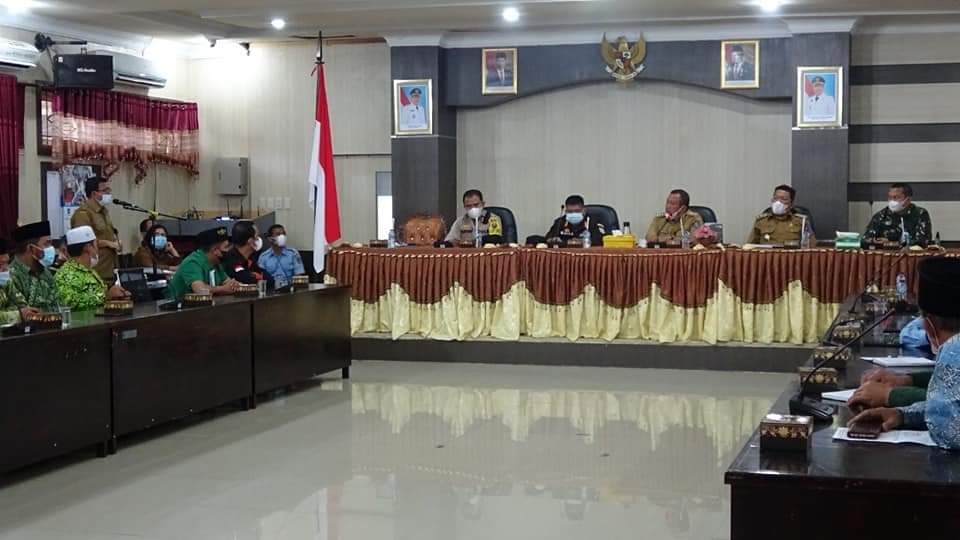 Menggelar Rapat Percepatan Vaksinasi dan Penyaluran Bansos bagi Penerima Vaksin, di Aula Nusantara I Kantor Wali Kota Sibolga