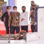 Presiden Joko Widodo (Jokowi) melakukan peletakan batu pertama (groundbreaking) pabrik baterai kendaraan listrik pertama di Indonesia