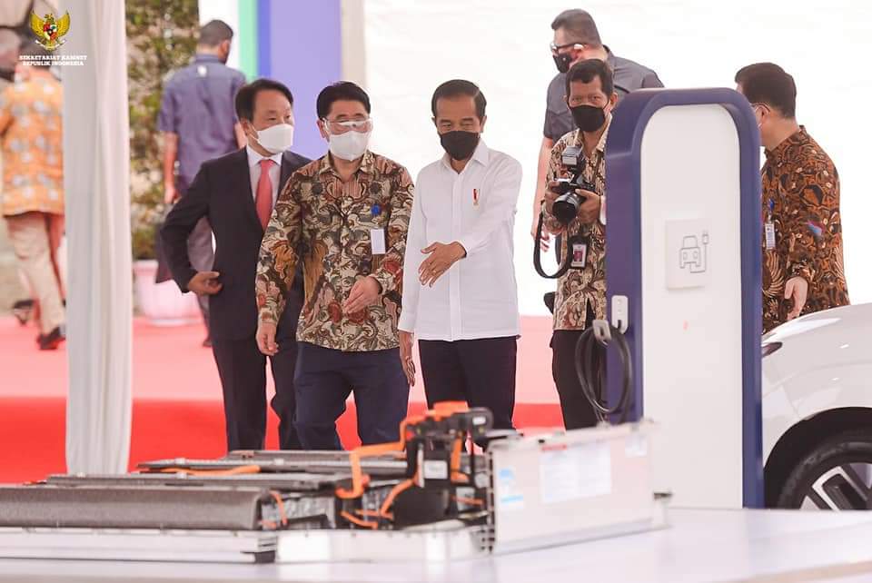 Presiden Joko Widodo (Jokowi) melakukan peletakan batu pertama (groundbreaking) pabrik baterai kendaraan listrik pertama di Indonesia