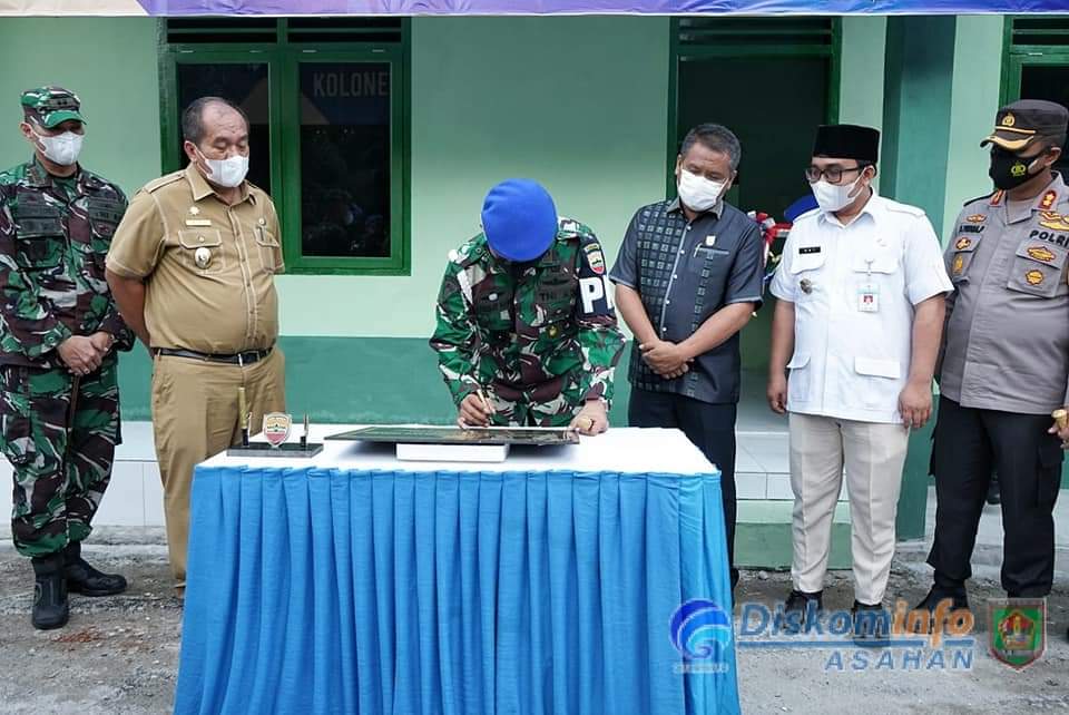 Danpomdam I/BB Kolonel CPM Anggiat Napitupulu, SH, M. Sc didampingi Wakil Bupati Asahan, Wakil Bupati Batubara, Ketua DPRD Kabupaten Asahan, Dandim 0208/Asahan, Danyon 126/KC, Kapolres Asahan, Kajari Asahan, Wakapolres Batubara dan Ketua PN Kisaran meresmikan Rehab Asrama Subdenpom 1/1-4 Kisaran