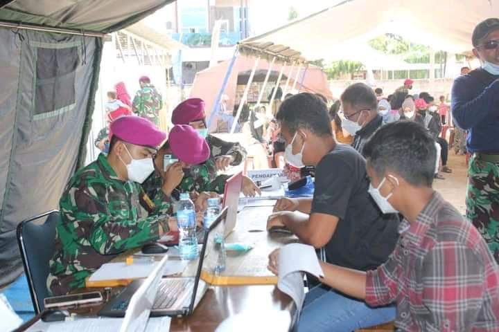 Brigif 4 Marinir/BS - Bandar Lampung. Brigade Infanteri (Brigif) 4 Mar/BS kembali melaksanakan serbuan vaksin untuk warga di Posko Dapur Serbaguna Jalan Gatot Subroto, Garuntang Bandar Lampung